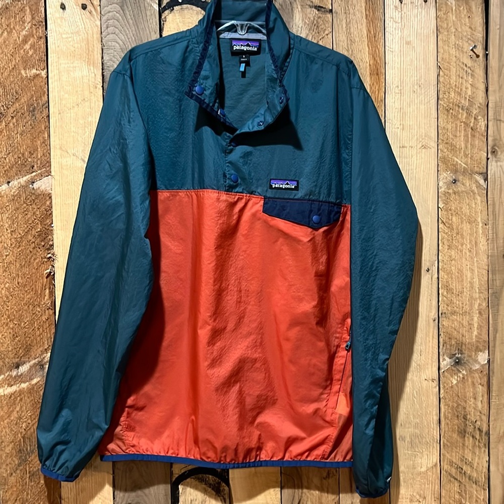 Patagonia lightweight pullover windbreaker. Mens small